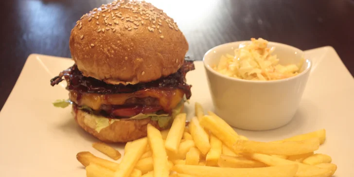 Krůtí nebo hovězí burger, omáčka, hranolky a pivo pro 1 i 2 osoby