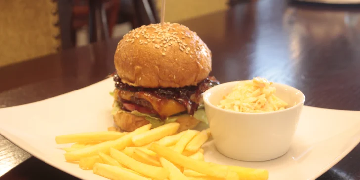 Krůtí nebo hovězí burger, omáčka, hranolky a pivo pro 1 i 2 osoby