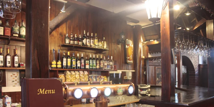 Krůtí nebo hovězí burger, omáčka, hranolky a pivo pro 1 i 2 osoby