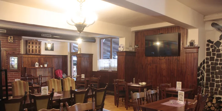 Krůtí nebo hovězí burger, omáčka, hranolky a pivo pro 1 i 2 osoby