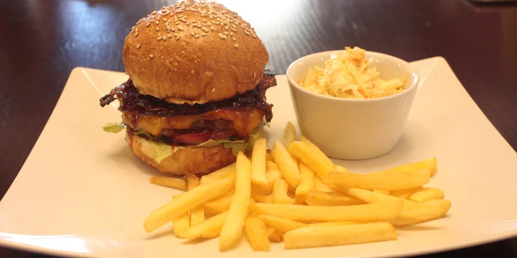 Krůtí nebo hovězí burger, omáčka, hranolky a pivo pro 1 i 2 osoby