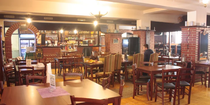 Krůtí nebo hovězí burger, omáčka, hranolky a pivo pro 1 i 2 osoby