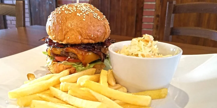Krůtí nebo hovězí burger, omáčka, hranolky a pivo pro 1 i 2 osoby