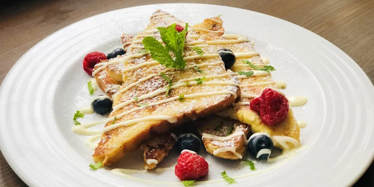 Valentýnská snídaně pro 2: French toast s bílou čokoládou a ovocem i káva