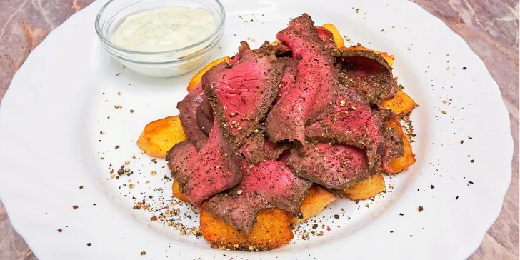 200 nebo 400 g roastbeefu, opékané brambory a bylinkový dresink