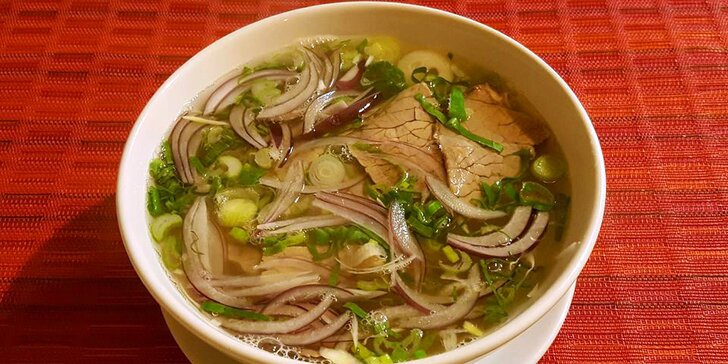 Vietnamská polévka phở a letní závitky s krevetami pro 2 osoby