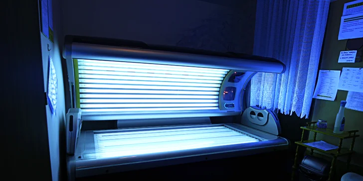 Nachytejte bronz s permanentkou do solária na 30, 50 nebo 100 minut