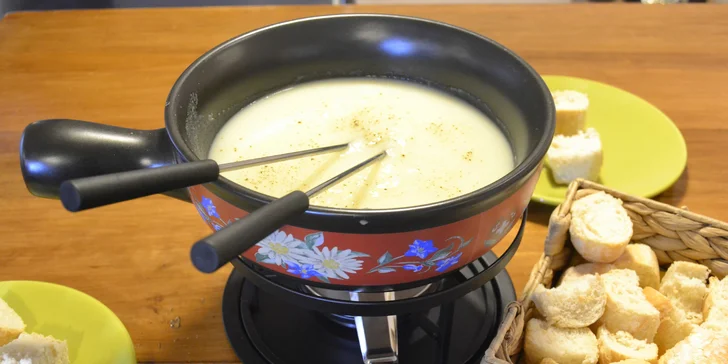 Švýcarské pokušení: sýrové fondue nebo raclette v Bali cafe pro 2 osoby