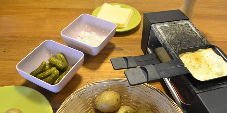Švýcarské pokušení: sýrové fondue nebo raclette v Bali cafe pro 2 osoby