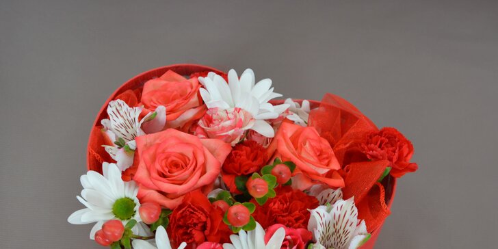 Flower box: srdcová krabice s čerstvými květinami z květinářství Belle Rose