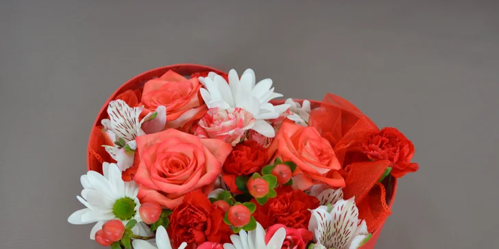 Flower box: srdcová krabice s čerstvými květinami z květinářství Belle Rose