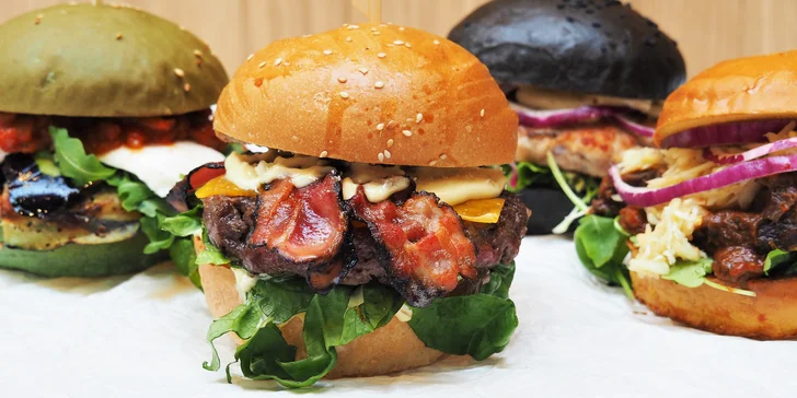Burger ve Freaky burgers: výběr z 5 druhů, hranolky a coleslaw nebo nápoj