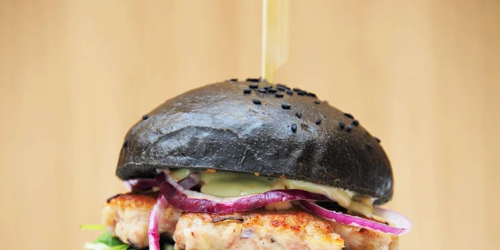 Burger ve Freaky burgers: výběr z 5 druhů, hranolky a coleslaw nebo nápoj