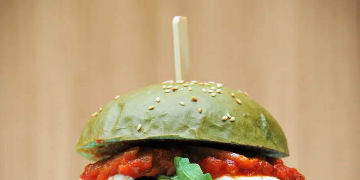 Burger ve Freaky burgers: výběr z 5 druhů, hranolky a coleslaw nebo nápoj