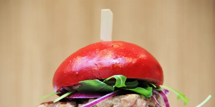 Burger ve Freaky burgers: výběr z 5 druhů, hranolky a coleslaw nebo nápoj