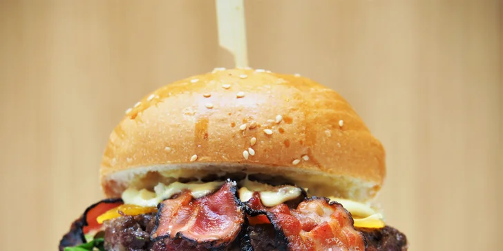 Burger ve Freaky burgers: výběr z 5 druhů, hranolky a coleslaw nebo nápoj