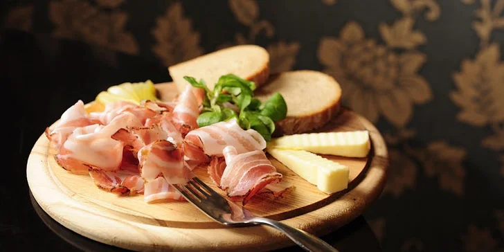Otevřený voucher na cokoliv z menu malostranské restaurace Kočár z Vídně