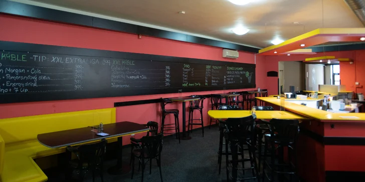 Burger s hovězím, dvojitou porcí masa, hermelínem nebo s BBQ a hranolky