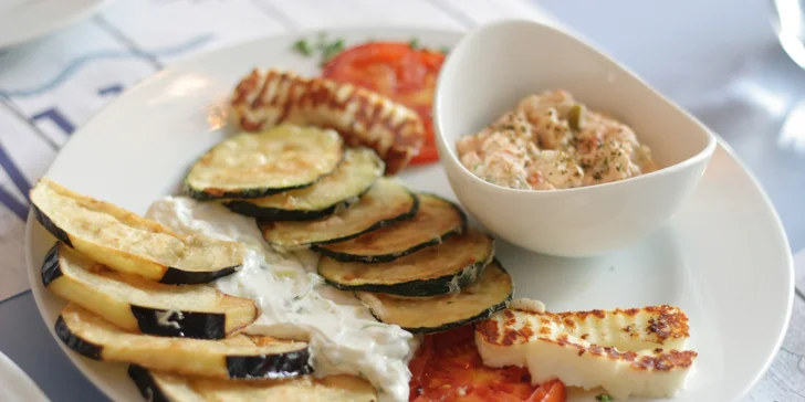 Teplý předkrm: bujurdi (zapečený řecký sýr s rajčaty), grilovaný sýr halloumi, smažená cuketa, smažený lilek, domácí pečivo s extra panenským olivovým olejem k namáčení