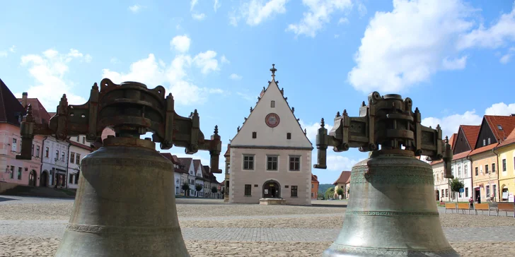 Okrem prírodných krás tu nájdete tiež malé obchodíky, útulné reštaurácie a kaviarne, potraviny, poštu, bowling, kino, tenisové kurty, skanzen, soľnú jaskyňu i požičovňu bicyklov.