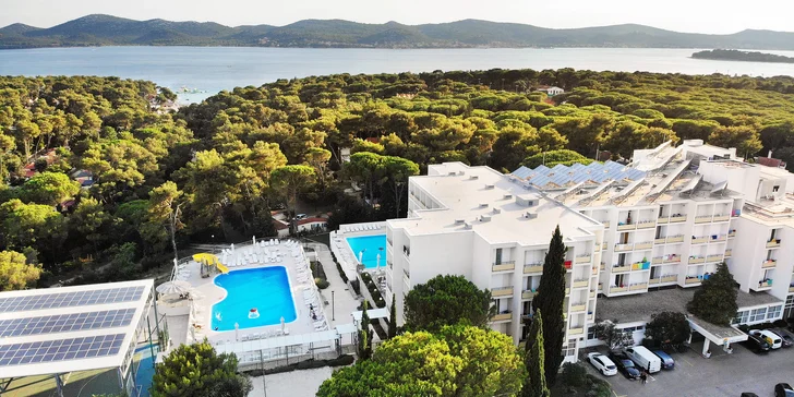 Dovolená v Biogradu na Moru: all inclusive, 2 děti zdarma, 300 m na pláž a bazény