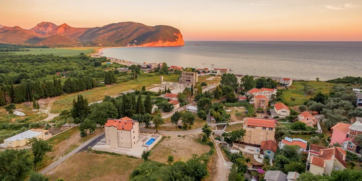 Luxusní apartmány v Petrovaci: venkovní bazén, skvělá poloha kousek od pláže