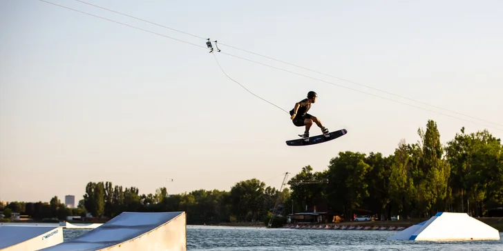 Wakeboarding je vodný šport, pri ktorom jazdíš na doske na hladine vody