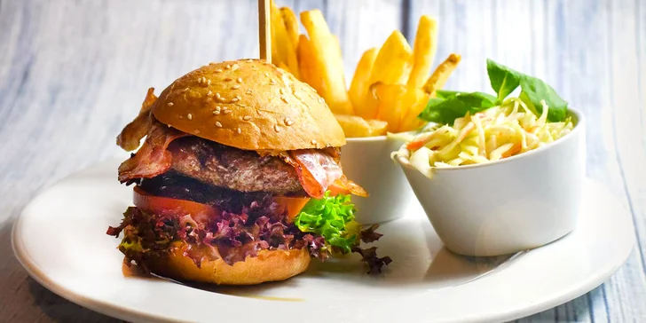 Burger s hovězím masem nebo trhanými vepřovými žebry, hranolky a omáčka