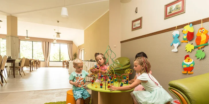 Rodiny využijí venkovní hřiště, hernu i zábavné hry.