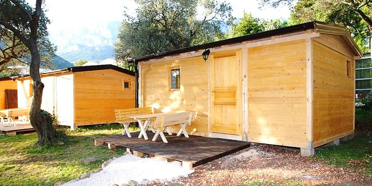 Na výběr je několik typů pokojů s kapacitou 2–6 osob: dvoulůžkový pokoj, dvoulůžkový pokoj s balkonem, bungalov a suite s balkonem. 