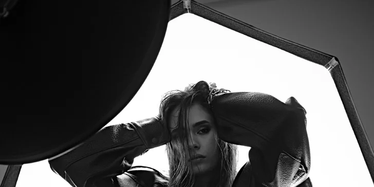 Vyzkoušíte si fotit více stylů najednou (např. glamour či kreativní Hollywood styl).