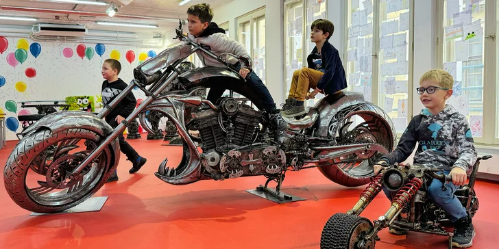 Steel Art Museum na Starém Městě: úžasný svět sci-fi, pohádek, komiksů i luxusních aut
