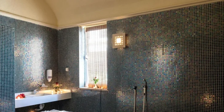 Objednat si můžete aromaterapie, masáže, sauny, koupele, kosmetika a tradiční tuniský hammam.

