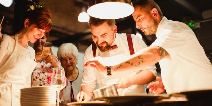 Kurzy vaření ve Food Atelieru: ryby a dary moře, moderní bezmasá kuchyně i dezert