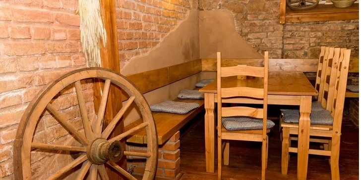 Posedíte v příjemné restauraci v selském stylu.