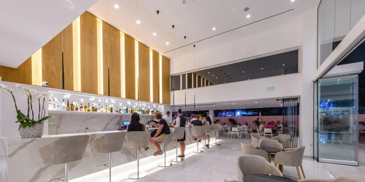  Restaurace „Foodhall“ nabízí mezinárodní, středomořské, regionální i bezlepková jídla.