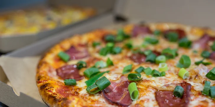Caesar pizza sa pečie sa v peci, v ktorej je udržiavaná teplota 400 stupňov.