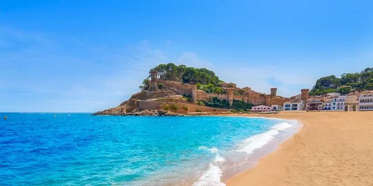 Zabydlíte se ve 4* hotelu GHT Oasis Tossa cca 750 m od pláže.