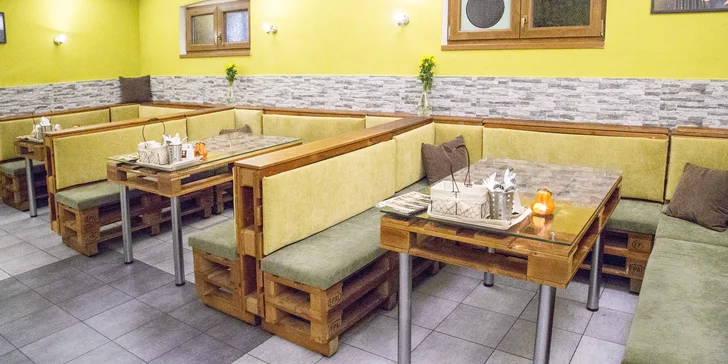 Naked burger Fitnessák: hovězí maso, vejce a čerstvý zeleninový salát