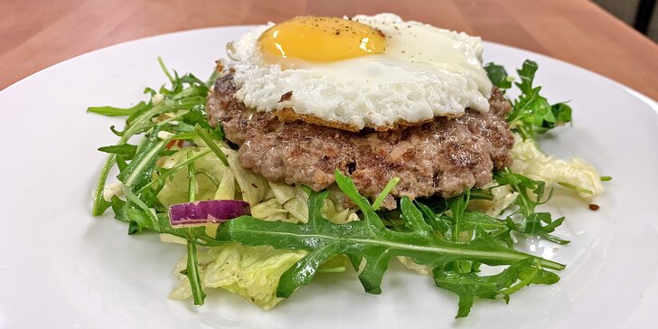 Naked burger Fitnessák: hovězí maso, vejce a čerstvý zeleninový salát