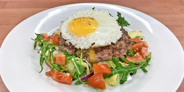 Naked burger Fitnessák: hovězí maso, vejce a čerstvý zeleninový salát