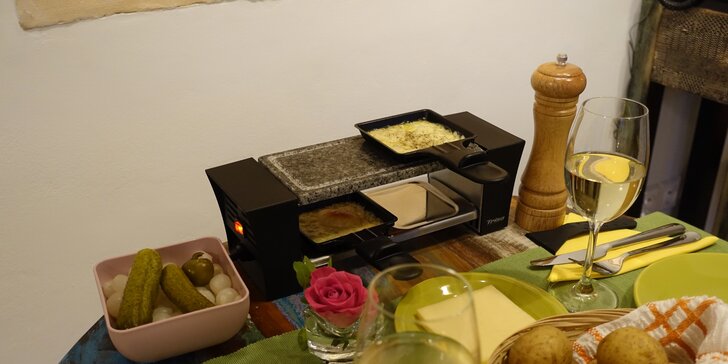 Švýcarské pokušení: sýrové fondue nebo raclette v Bali cafe pro 2 osoby