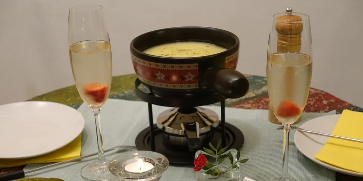 Švýcarské pokušení: sýrové fondue nebo raclette v Bali cafe pro 2 osoby