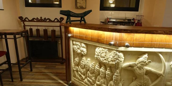 Švýcarské pokušení: sýrové fondue nebo raclette v Bali cafe pro 2 osoby
