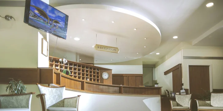 Apartmán je vybaven kuchyňským koutem, lednicí, koupelnou, TV a balkonem.