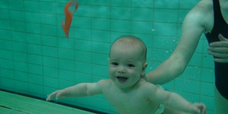 10 lekcí plavání a potápění pro miminka