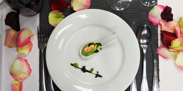 Valentýnská večeře o 5 chodech: avokádová pěna, losos, telecí maso i dezert