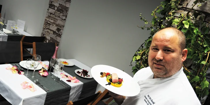 Slavnostní 8chodové degustační menu pro 2: losos gravlax, kančí svíčková Wellington a další pochoutky