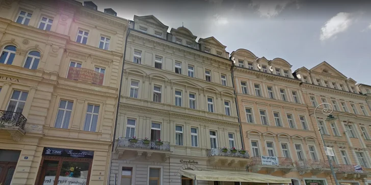Zima nebo jaro v centru Karlových Varů se vstupem do bazénu a sauny