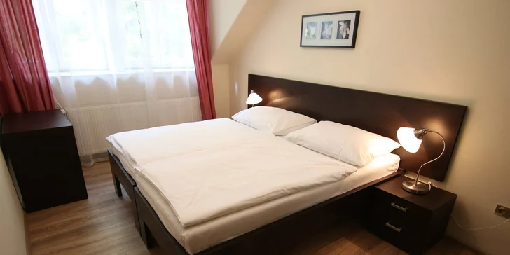 Zima nebo jaro v centru Karlových Varů se vstupem do bazénu a sauny